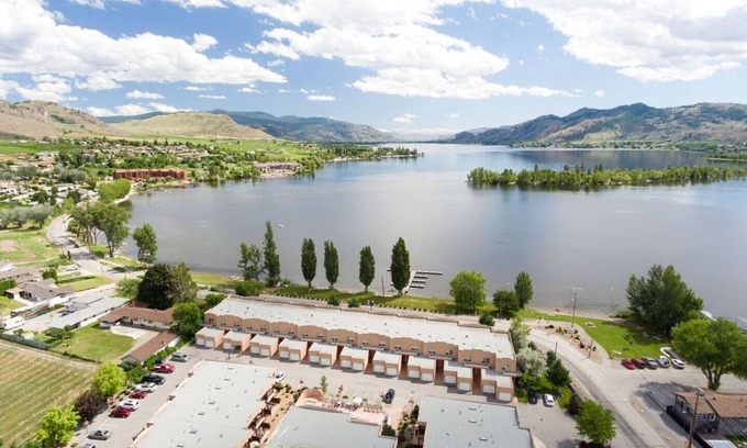 Okanagan-Similkameen House | LAKEFRONT- 3 bdrm Townhome #108 Amazing Osoyoos Chris - casadeloro108@gmail.com