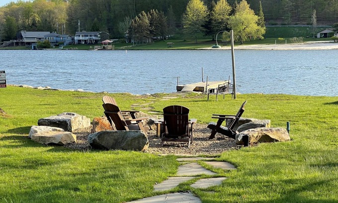 Treasure Lake House | Lakefront 4 Bedroom 2.5 Bath Hot Tub, Firepit, Dock, Deck and great backya