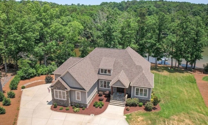 Bowling Green House | Lakefront 5 bedroom- Firepit, Bar, Screen Porch, Bunkroom!
