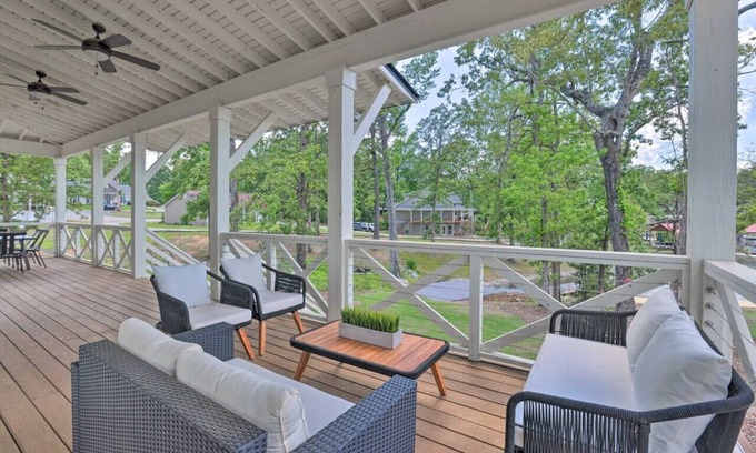 Dadeville Apartment | Lakefront 5BR House w/Porch & Amazing View