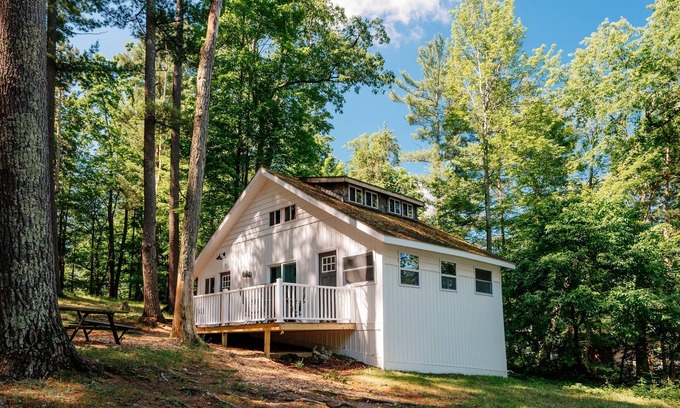 Mayfield Cabin | Lakefront | Arbutus | near TC | Hot Tub | Fall!