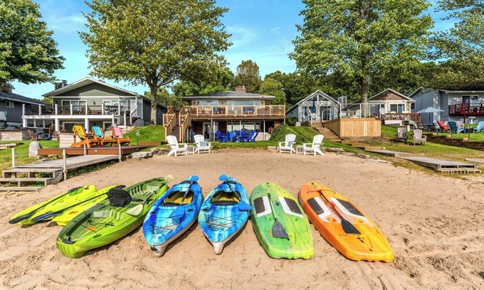 Twin Lake House | Lakefront +Beach | Pontoon Rtl | Hot Tub + Kayaks