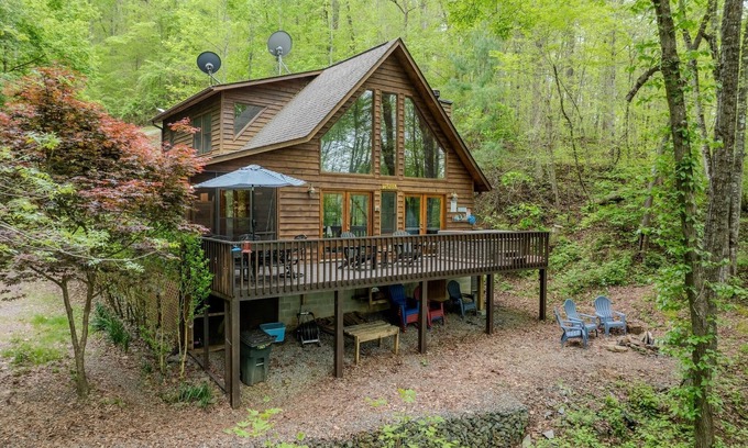 Unaka Cabin | Lakefront Cabin Bordering Nat Park w/Hot Tub! by RedAwning