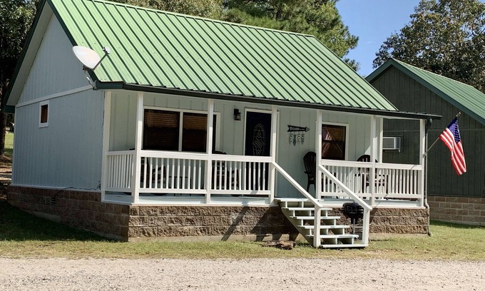 Mid America Cabin | Lakefront Cabin on Lake Hamilton minutes from downtown Hot Springs w/Boat Slip