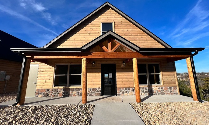 Indian Point Cabin | Lakefront Cabin Summer Bay Branson, MO w/3 KING Masters, 3 TWIN Bunks & Loft!