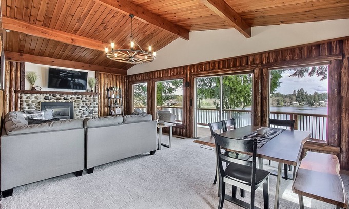 East Olympia Cabin | Lakefront Cabin w/Hot Tub, Game Room, Kayaks & Mt. Rainier VIEW