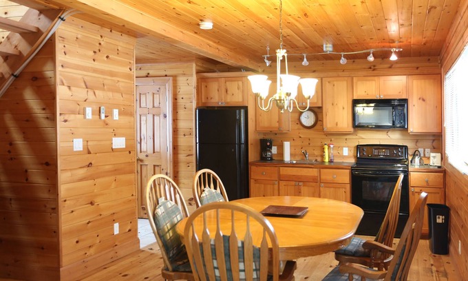 Gravenhurst Cottage | Lakefront Cottage Marina View