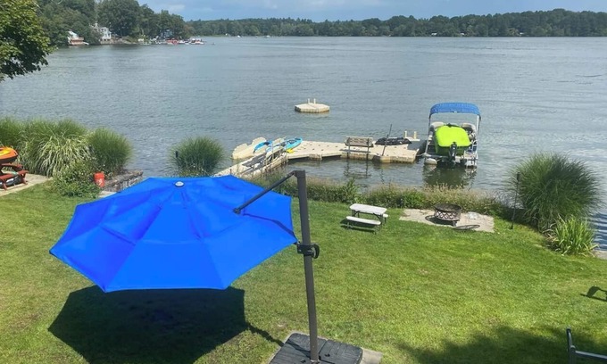 Lakeside House | Lakefront Cottage w/Dock, Kayaks
