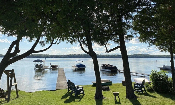 Sturgeon Bay House | Lakefront Cottage with Sensational Sunsets!