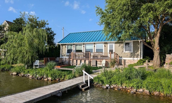 Twin Lakes Apartment | Lakefront Cottage w/Boat Rentals