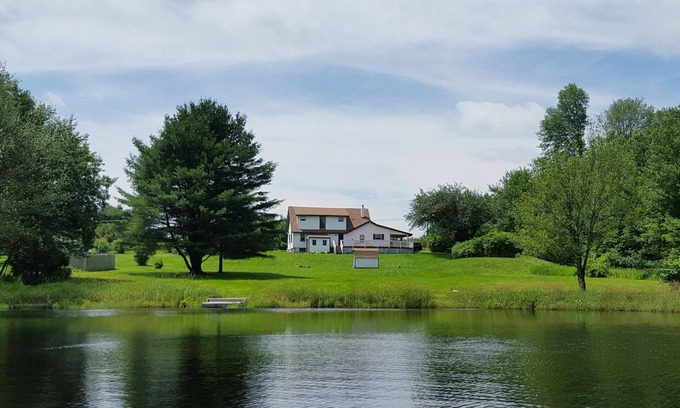 Blakeslee House | Lakefront Escape -1 acre/private pool/kayak/fire pit/swing set