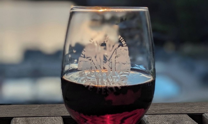 North Shore Condo | Lakefront Hideaway - Scenic Fall Stay with Complimentary Kayaks