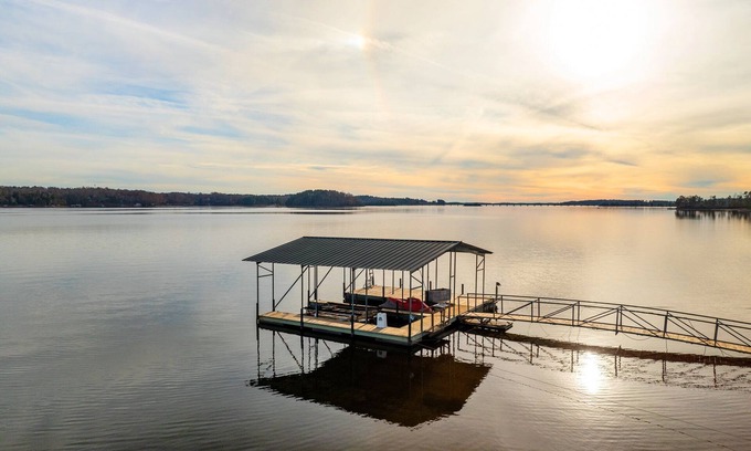 Anderson House | Lakefront Home on Lake Hartwell with Private Dock and Pontoon Rental Available