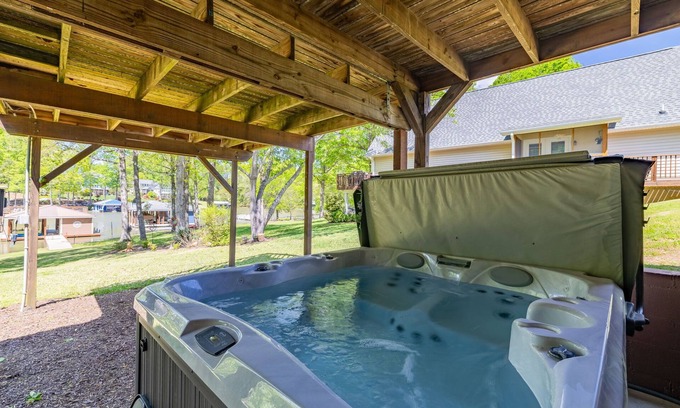 Littleton House | Lakefront HOT TUB Dock Tiki Bar Kayaks Paddleboard Canoes Fire Pit