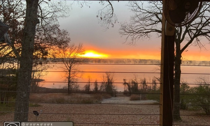 Edgemont House | Lakefront house on Greers Ferry Lake with water access by Devil’s Fork launch