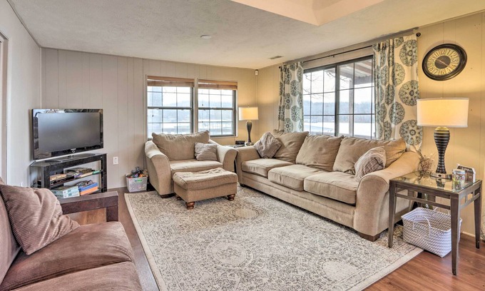Climax Springs House | Lakefront House w/ Fire Pit, Dock & Kayak!