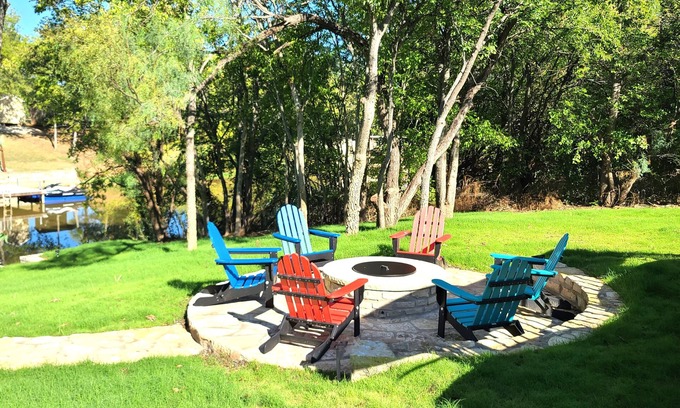Dennis Cabin | Lakefront!➟Kayaks, Fire Pit, Sparkling Clean Hot Tub