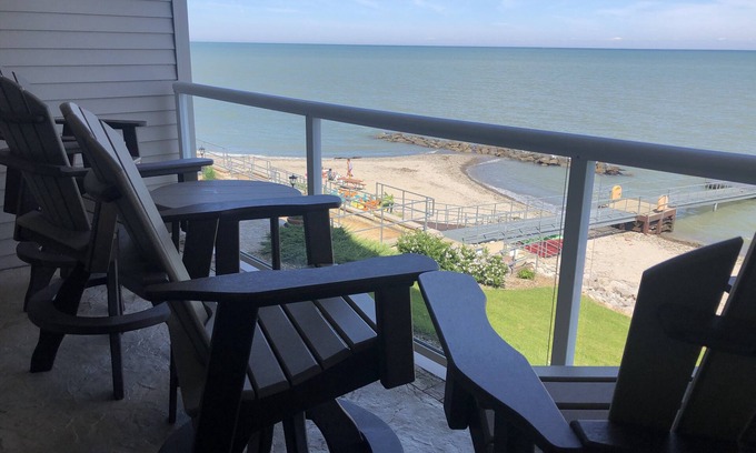 Geneva-on-the-Lake Condo | Lakefront Luxury 2Br/2Ba Lake View/Beach/Indoor Pool/Private balcony