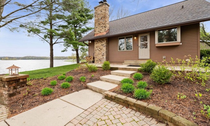 Whitewater House | Lakefront Luxury | 3BR Cabin w/Piers + Kayaks