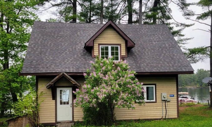 Gravenhurst Cottage | Lakefront Muskoka Beautiful Cottage