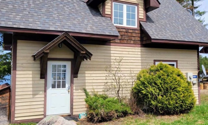 Gravenhurst House | Lakefront Muskoka of Amazing Cottage