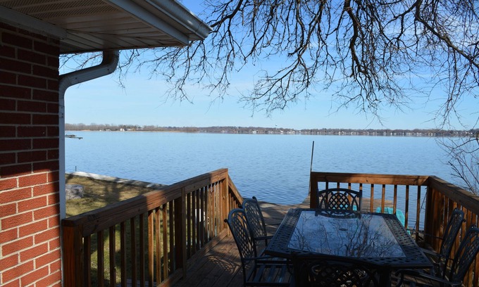 Pistakee Highlands Cottage | Lakefront, Newly Renovated, Tranquil Getaway, Free Water Sports