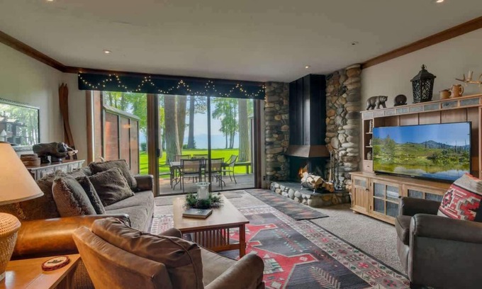 Tahoe Tavern House | Lakefront|Pier|Bouys|Pickleball|Walk to town