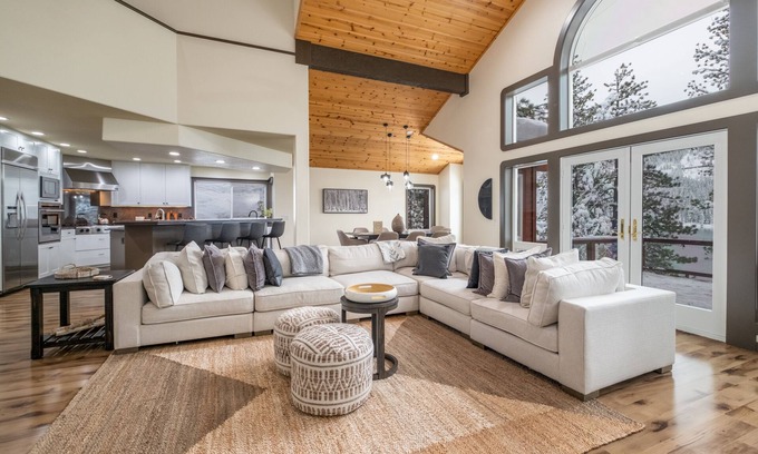 Truckee Cabin | Lakefront | Private Hot Tub | Newly Remodeled | Dog Friendly | Sunny Spacious Deck