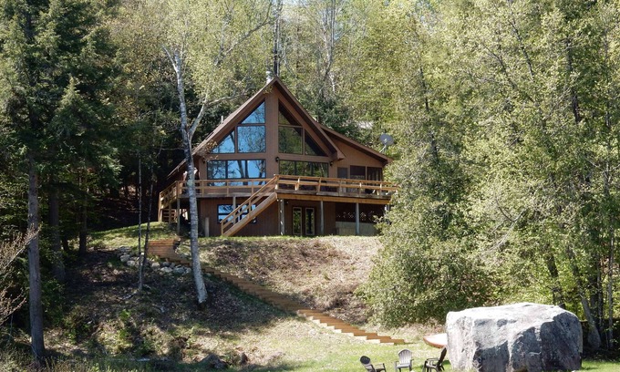 Paradox House | Lakefront, Quiet, Private Beach, Perfect for Families, Wireless Internet