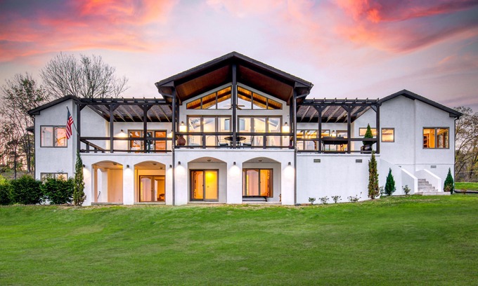 Hot Springs House | Lakefront Retreat Bonfire Nights w/S’mores, Ping Pong, Shuffleboard & More!