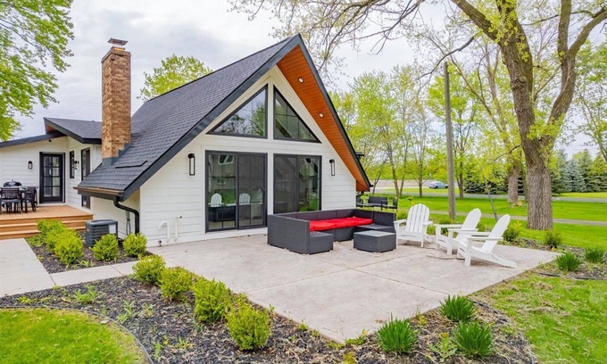 Neenah House | Lakefront Retreat on Little Lake Butte Des Morts!