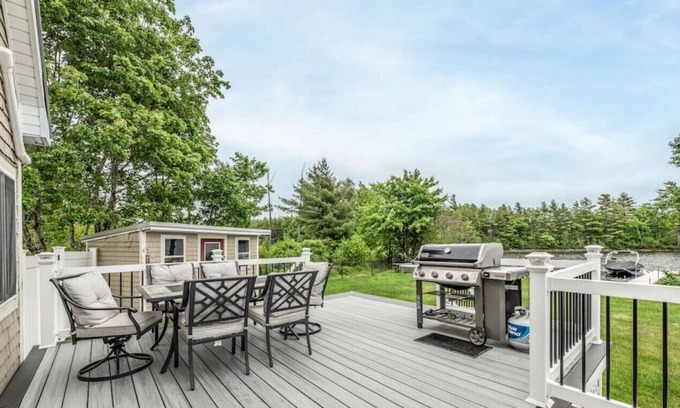 Costigan House | LAKEFRONT | SLEEPS 12 | BUNKHOUSE | PUSHAW LAKE