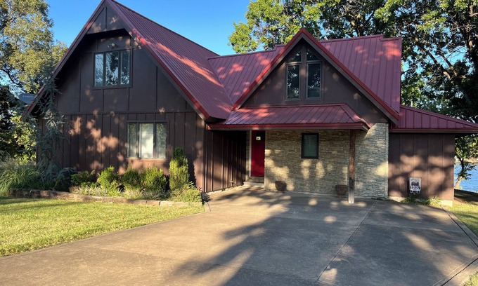 Vinita House | LAKEFRONT! Spacious 5-bedroom house on Grand Lake with 3 slip dock