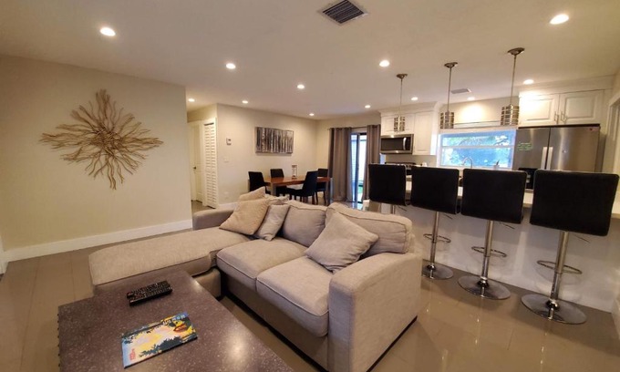 Davie House | Lakefront Vacation Home - Sleeps 8