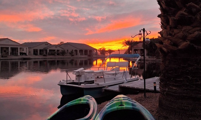 Fort Mohave House | Lakefront vacation Fish, Kayak, Swim, BBQ, Relax. Minutes to Laughlin & Riversn