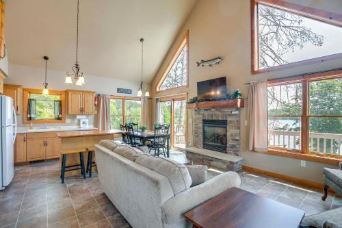 Townsend House | Lakefront Wisconsin Getaway with Kayak and Boat Dock!