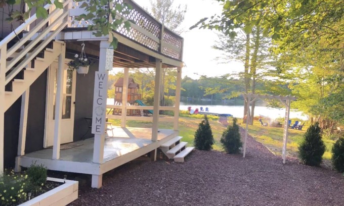 Tobyhanna Cottage | Lakefront with PRIVATE hot tub- Near All Attractions