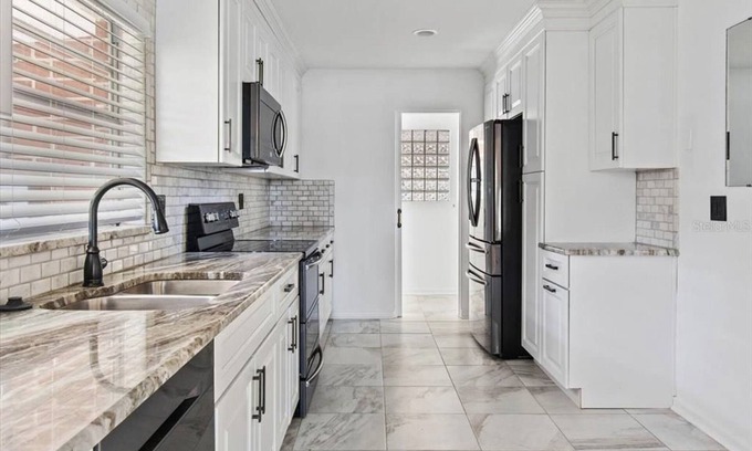 Pine Castle House | Lakehouse conveniently located near Theme Parks, Airport & Downtown