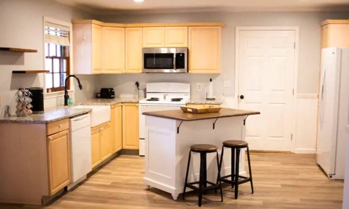 Cartersville House | LakePoint Retreat- pool open May-September View calendar
