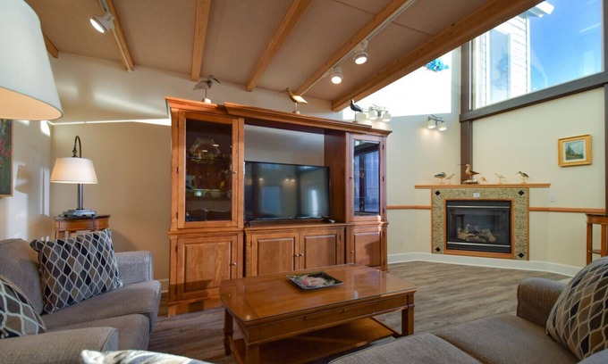 Homer Condo | Lakeshore Lodging Lodge 715