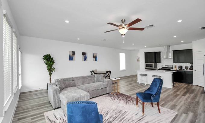 Southeast Houston House | Lakeside 4 Bedroom W/King Bed Near Downtown
