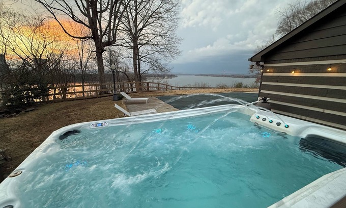 Harrison Cabin | Lakeside Cabin minutes from major wedding venues - POOL and 10 person swim spa