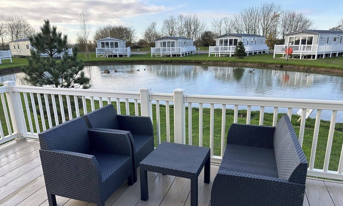 Mablethorpe Cabin | Lakeside Caravan Sleeps 8 - Wifi, Parking, Views
