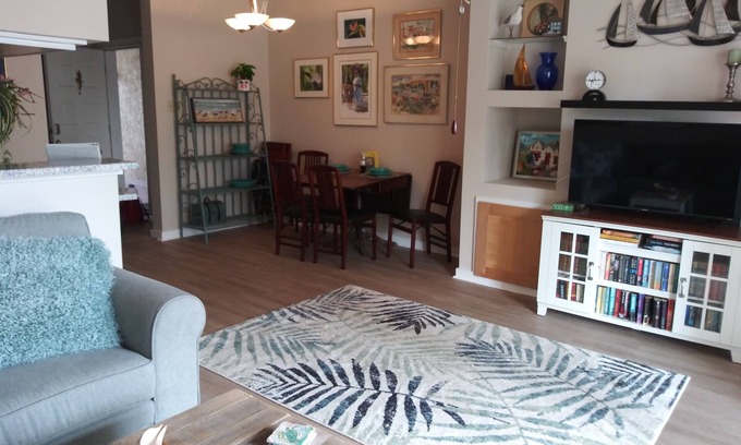 El Lago Condo | Lakeside condo on Clear Lake with marina.