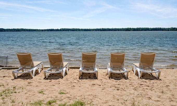 Mayfield Apartment | Lakeside Double Queen Suite | Upper-Level Retreat