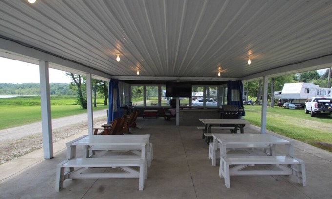 Waterford House | Lakeside Escape-Family Friendly Lake Getaway