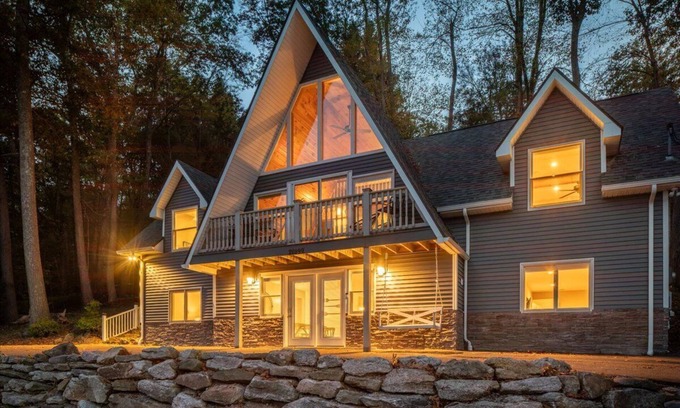 Mountainside Ski Chalet | Lakeside Hill Chalet in Deep Creek - Hot Tub, Dock & Minutes to Wisp Ski Resort