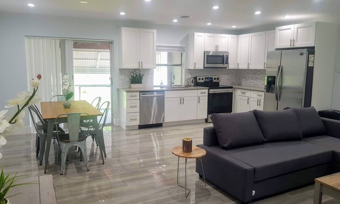 Davie House | Lakeside Home - Near FLL and Hard Rock - Sleeps 6