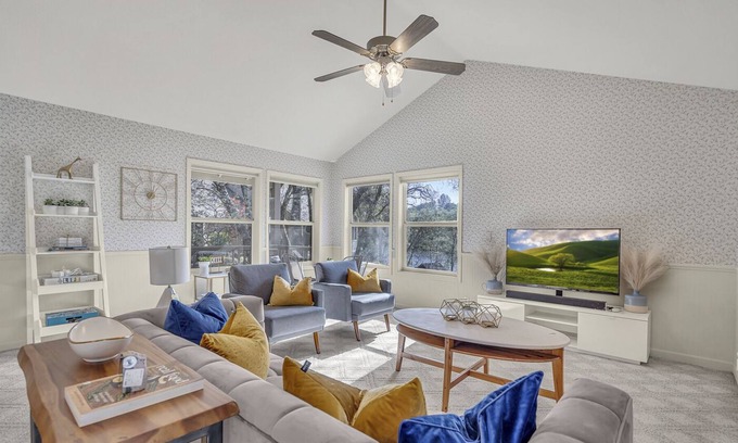 Grass Valley House | Lakeside Home W/Garden