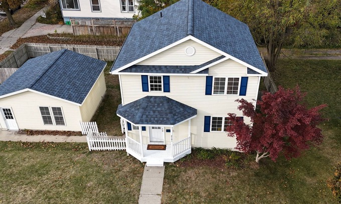 Lakeside House | Lakeside Horizon - minutes to Lake Michigan Pere Marquette Beach & Muskegon Lake